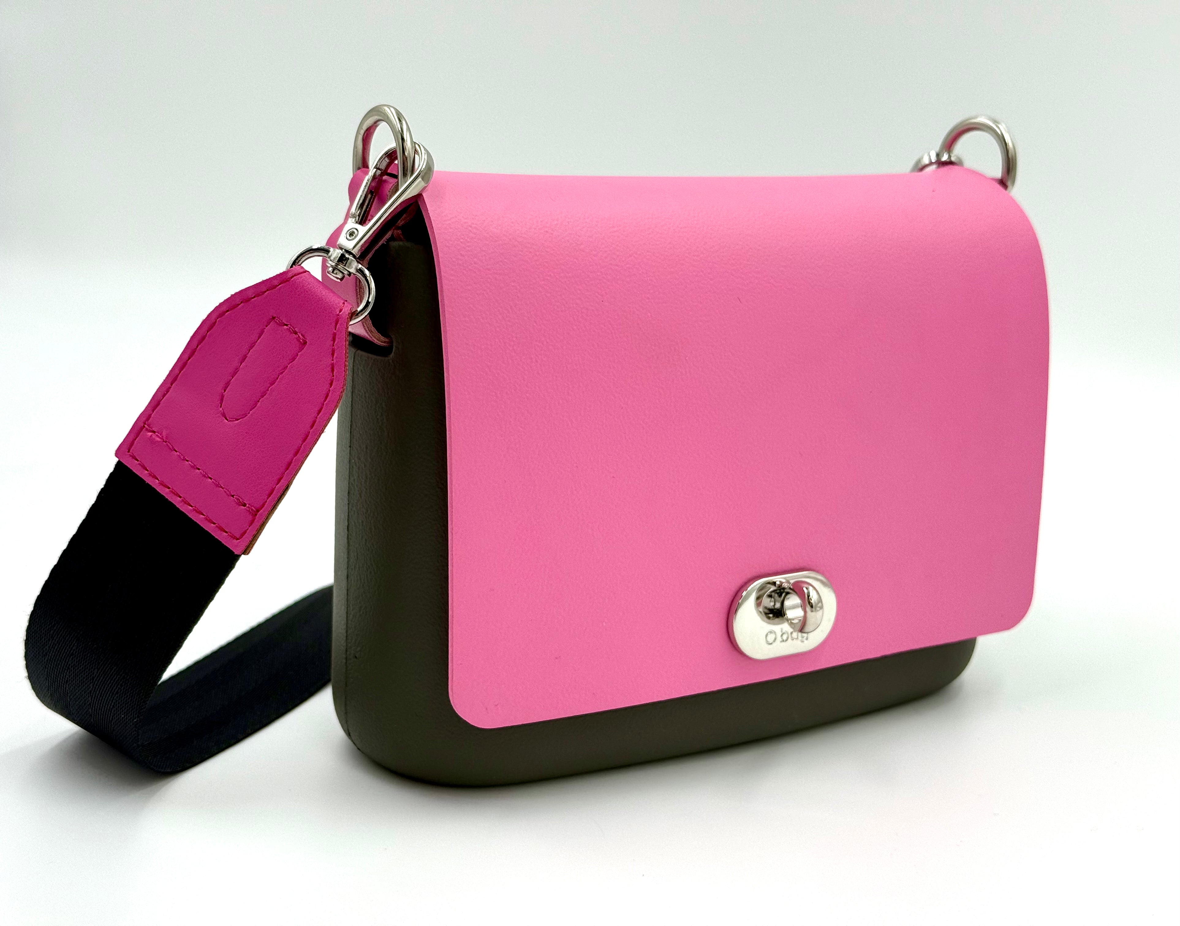 O bag Mini Crossbody (im O Pocket Stil) – khakifarbener Taschenkörper, puderrosa Klappe, Drehverschluss