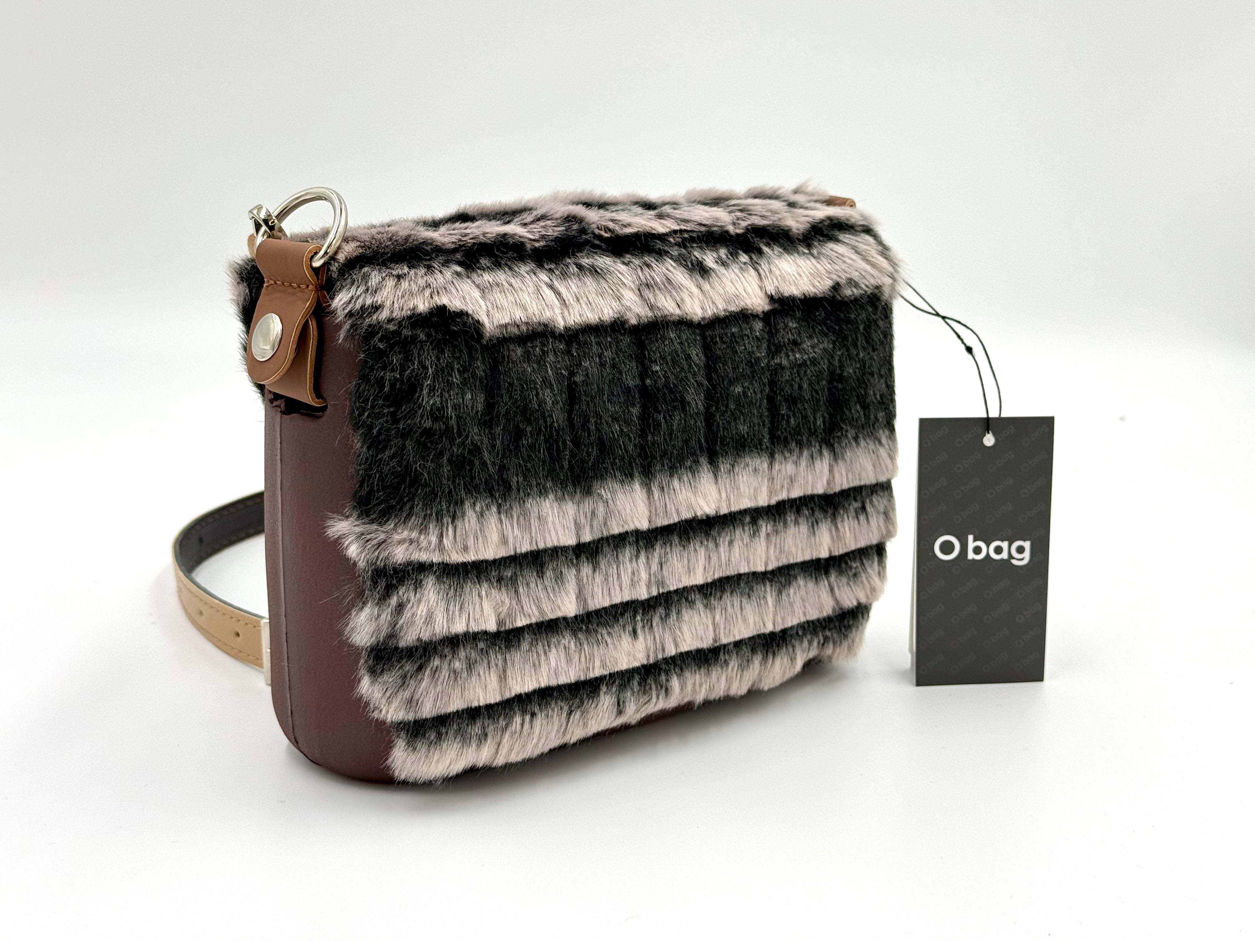 O bag Pocket Crossbody-Tasche in Felloptik – kompakt, stilvoll, weich im Griff