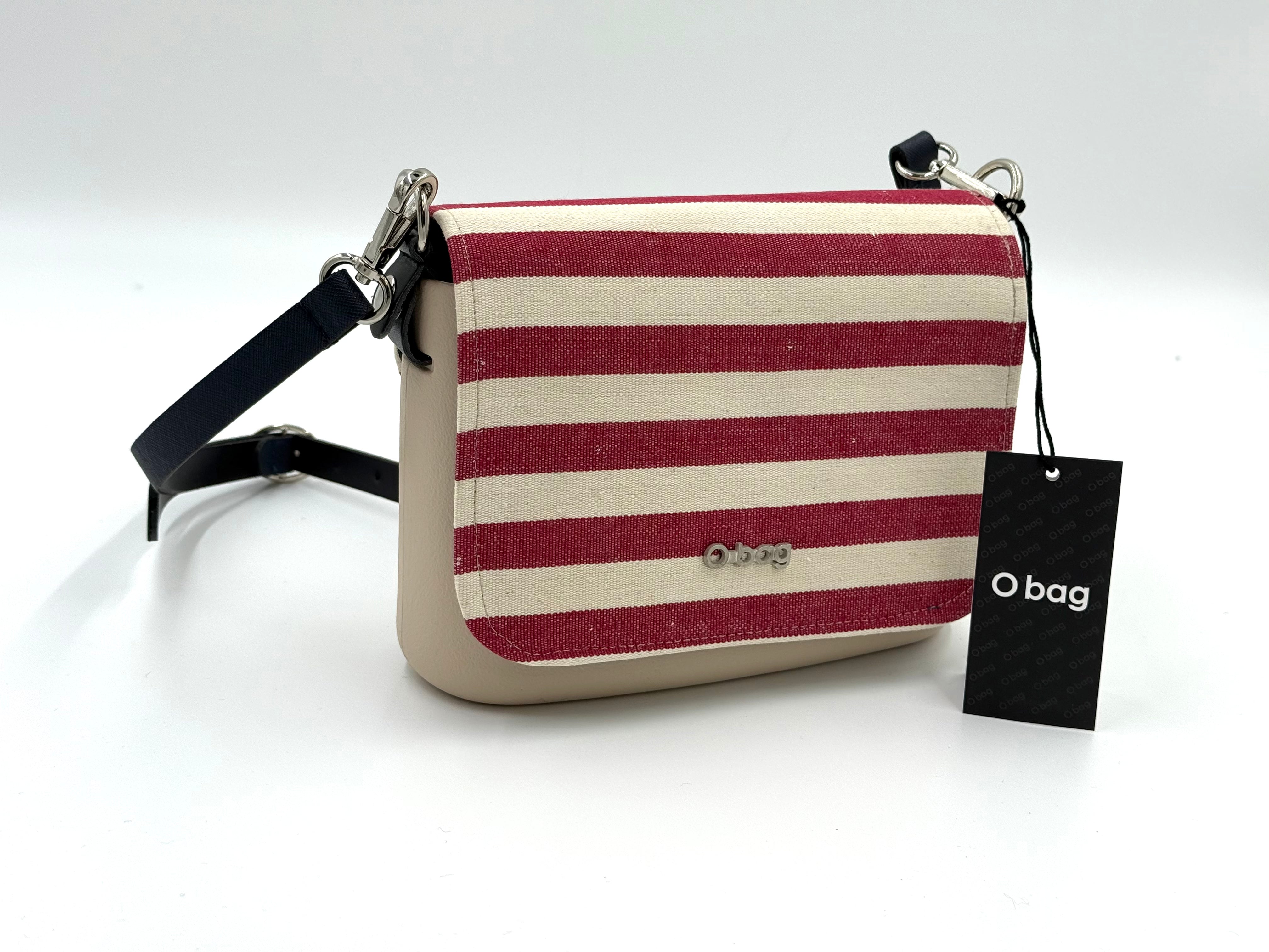 Obag Pocket Crossbody-Tasche mit gestreifter Klappe – sommerlich, clean, praktisch