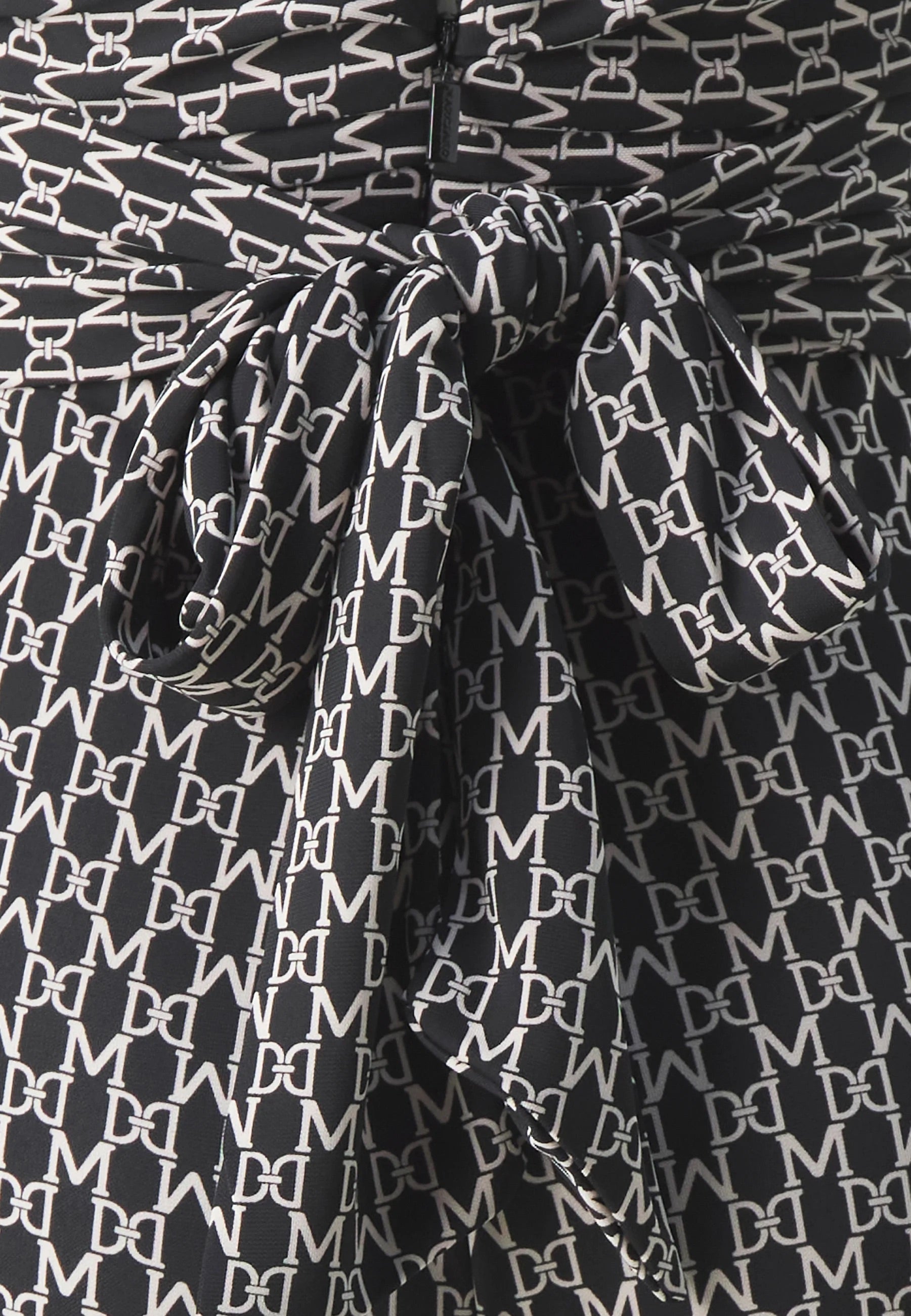 Detailaufnahme Stoff Detail Marciano by Guess New Kiki Overall – Schwarz mit elegant bedruckt Design