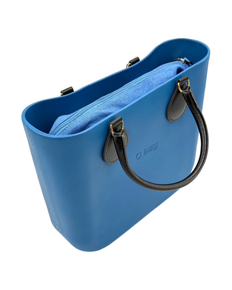 O bag Mini – Blaue Umhängetasche mit schwarzen Lederhenkeln
