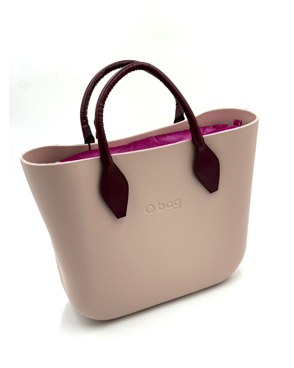 O bag Mini – Powder Pink Tragetasche mit burgunderfarbenen Henkeln & fuchsiafarbener Innentasche