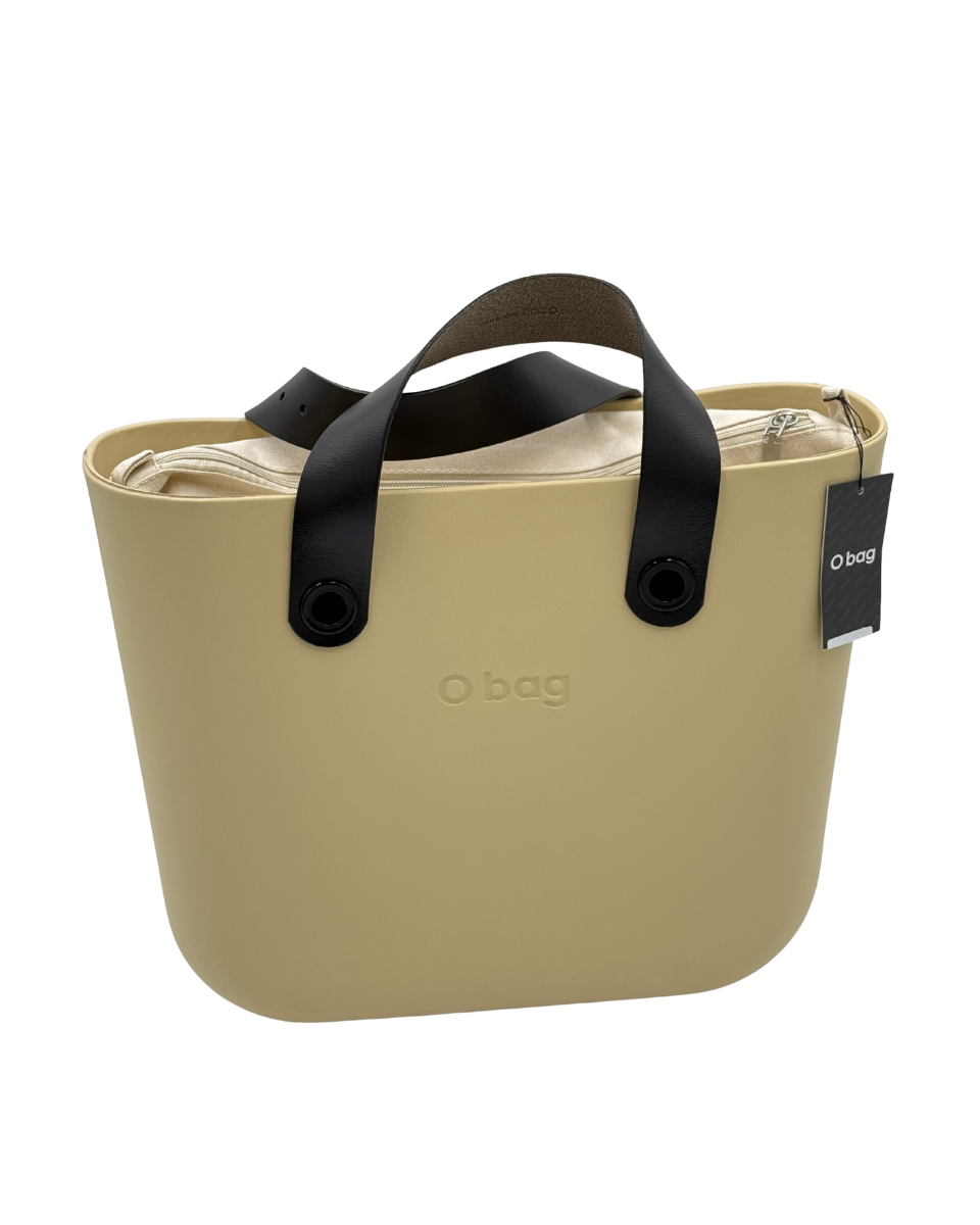 O bag Mini – Henkeltasche in Sandbeige mit schwarzen Griffen & cremefarbenem Inneren
