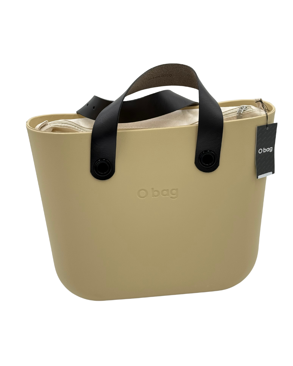 O bag Mini – Henkeltasche in Sandbeige mit schwarzen Griffen & cremefarbenem Inneren