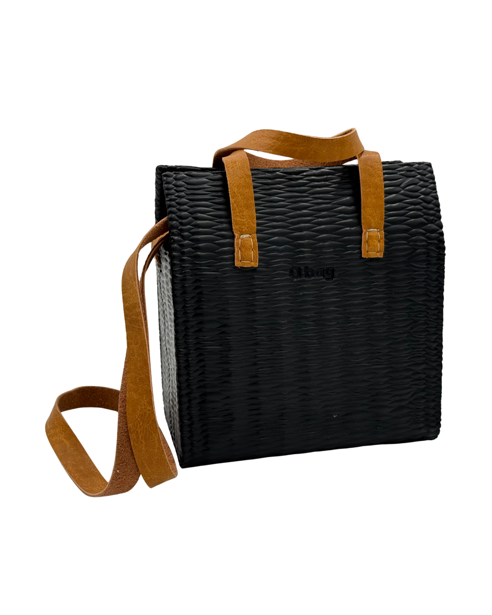 O bag Glam – Schwarze Tasche mit gewebter Textur und cognacfarbenen Ledergriffen