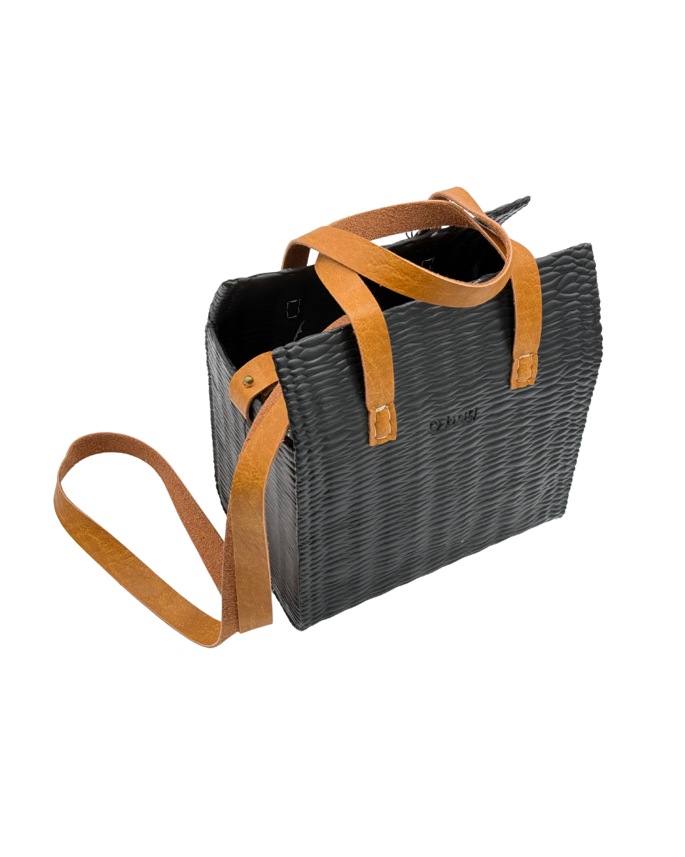 O bag Glam – Schwarze Tasche mit gewebter Textur und cognacfarbenen Ledergriffen