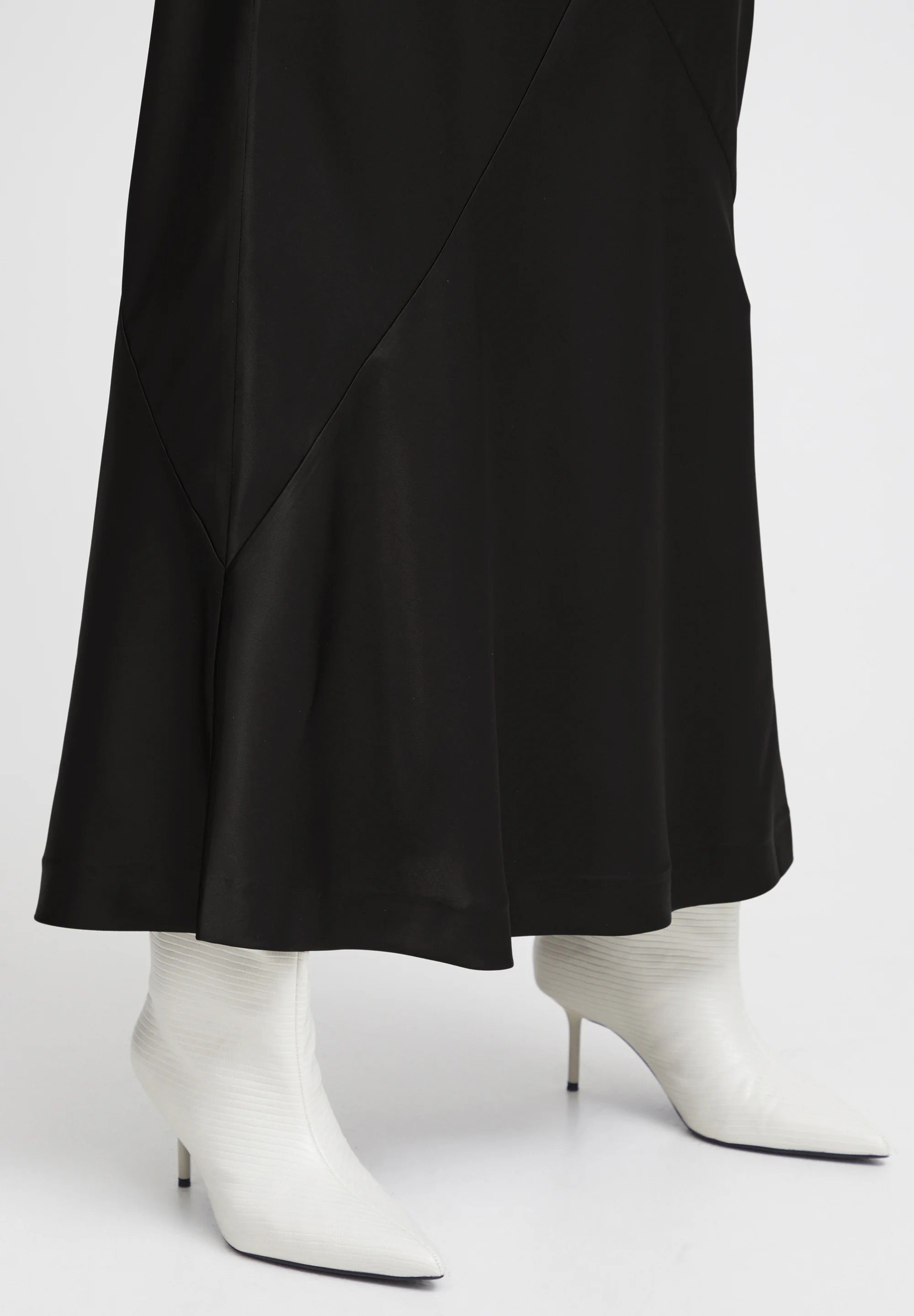 b.young Bydolora Satin-Midirock mit schrägem Schnitt - Schwarz