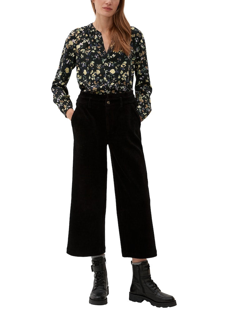 s.Oliver Bluse mit kleinem Blumenmuster – Schwarz mit cremefarbenen und grünen Akzenten