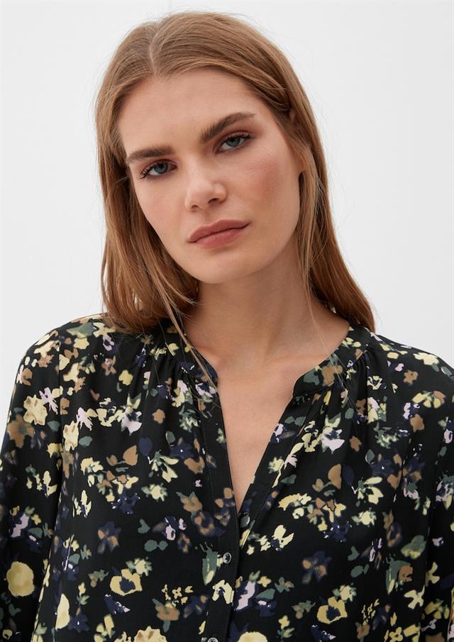 s.Oliver Bluse mit kleinem Blumenmuster – Schwarz mit cremefarbenen und grünen Akzenten