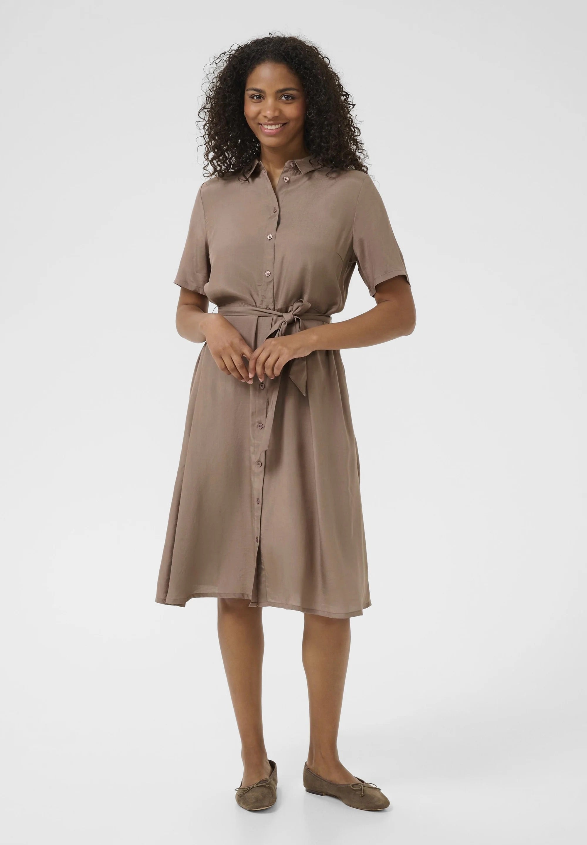 Kaffe KAemine Mocha Brown Satin Hemdblusenkleid – Kentkragen Knopfleiste vorne Bindegürtel Midi | Damen