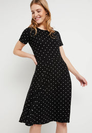 Kaffe Schwarzes Jerseykleid mit weißen Tupfen – Rundhalsausschnitt kurze Ärmel Stufenrock Midi | Damen
