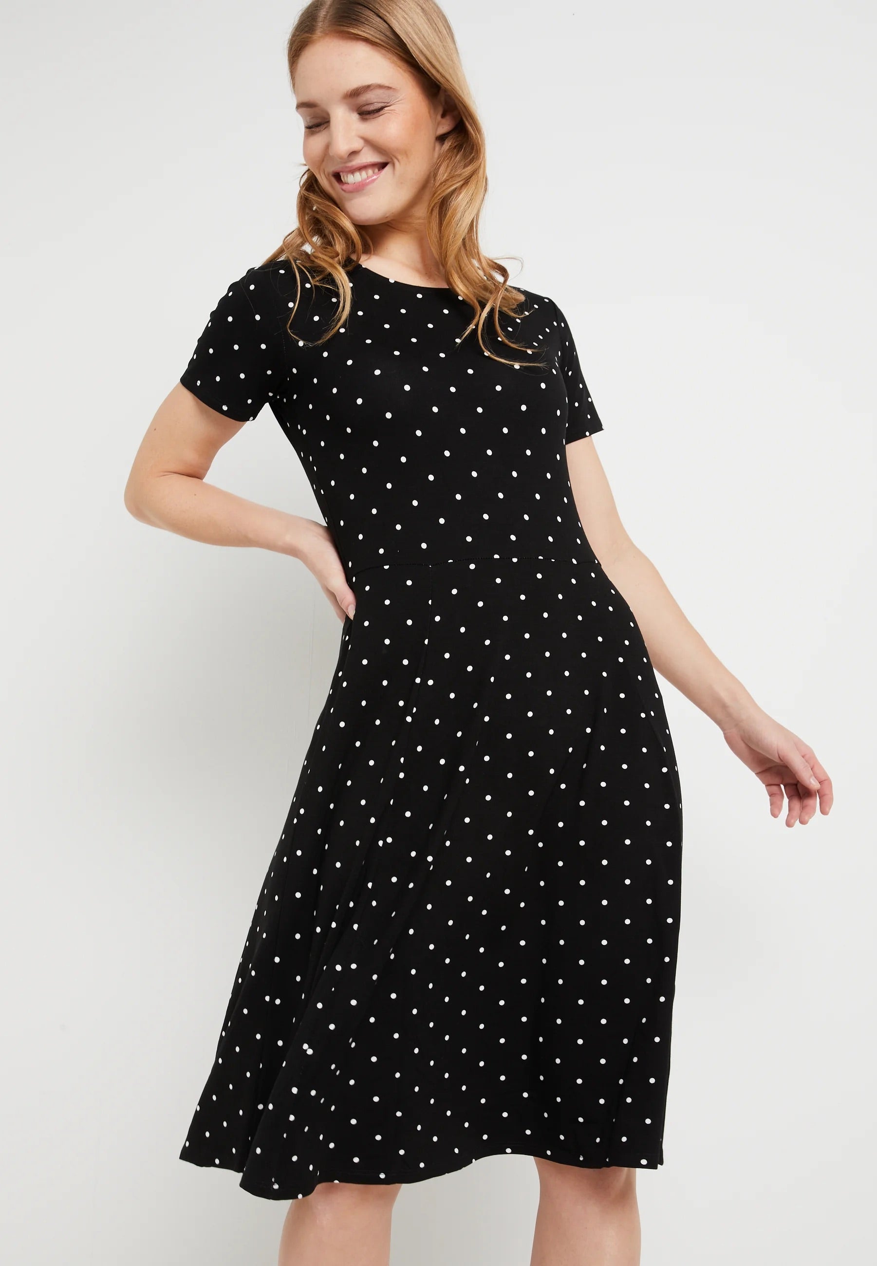 Kaffe Schwarzes Jerseykleid mit weißen Tupfen – Rundhalsausschnitt kurze Ärmel Stufenrock Midi | Damen