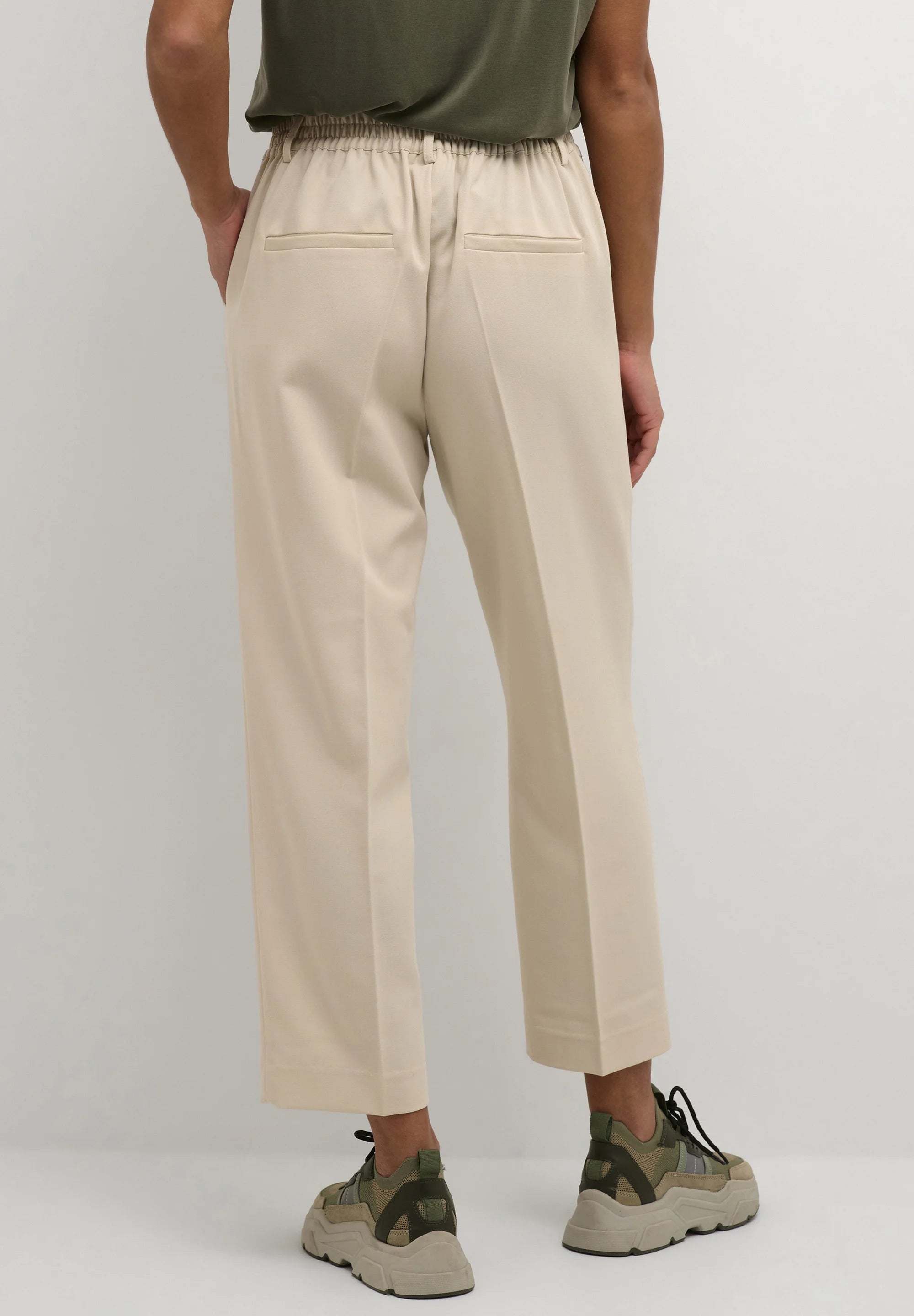 Kaffe KAsakura HW Sand Beige Cropped Tailored Trousers – Elastischer Bund Bügelfalten Seitentaschen | Damen