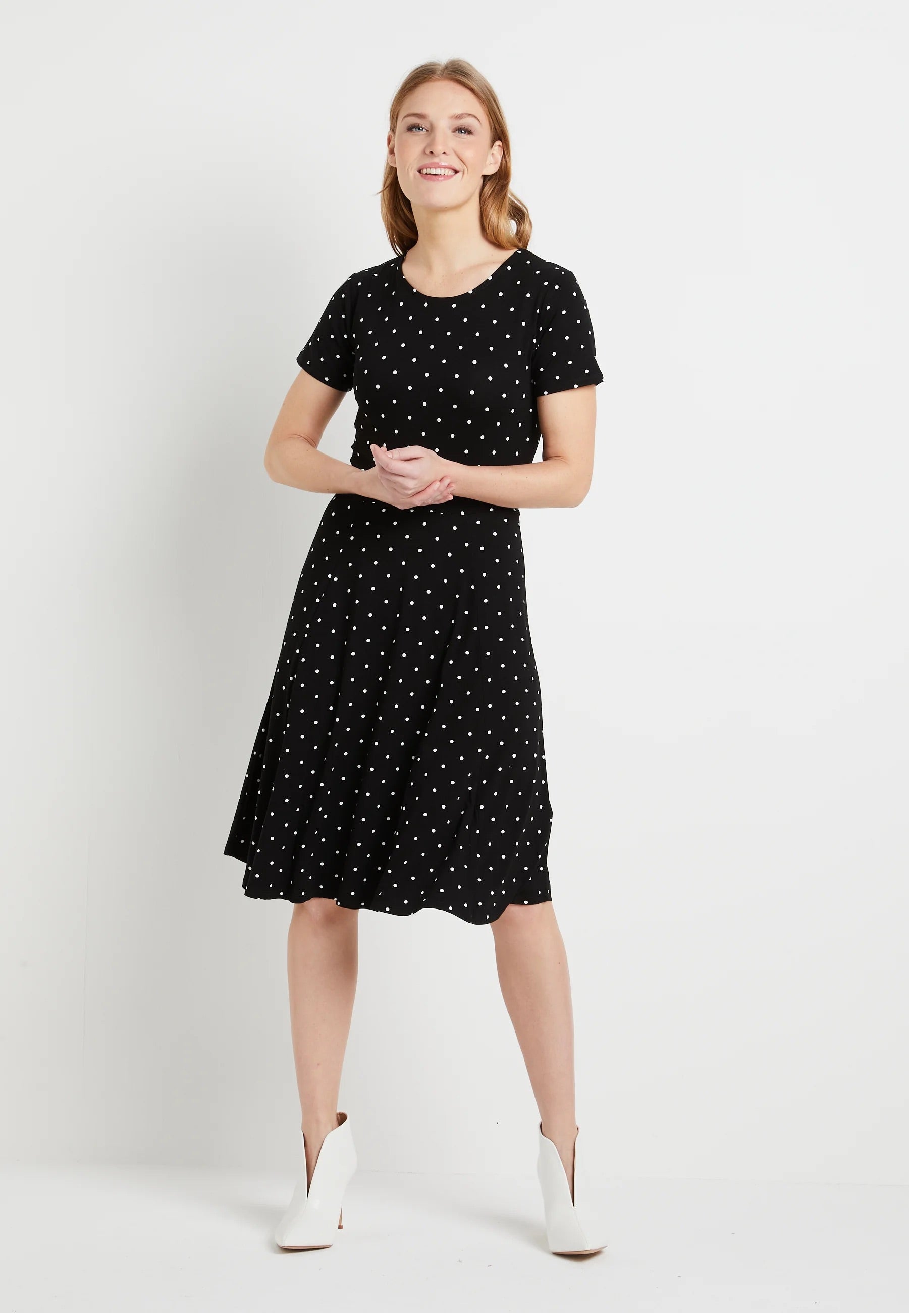 Kaffe Schwarzes Jerseykleid mit weißen Tupfen – Rundhalsausschnitt kurze Ärmel Stufenrock Midi | Damen
