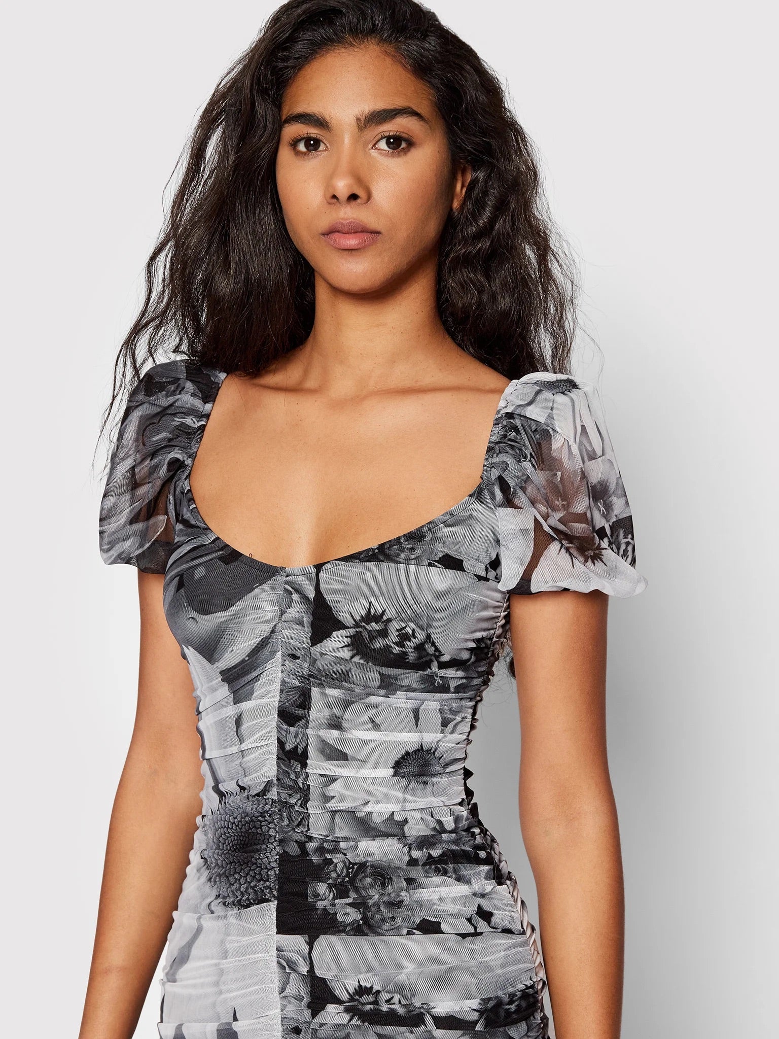 Desigual Marsella gerafftes Mini-Mesh-Kleid – Grau