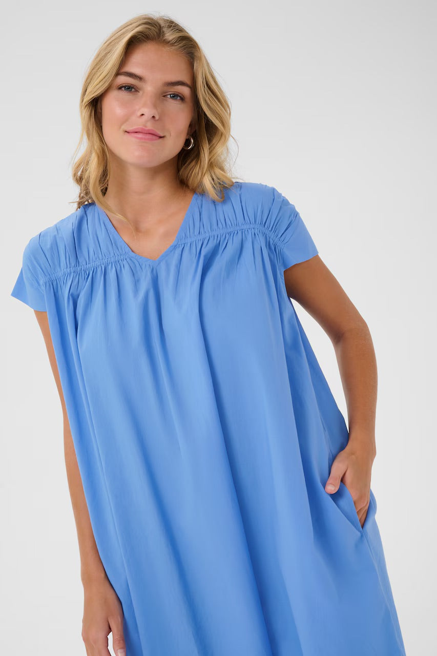 Kaffe KAThua Azure Blue V-Ausschnitt Minikleid mit Raffungen – Locker geschnitten, kurze Ärmel, Taschen | Damen