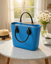 O bag Mini – Blaue Umhängetasche mit schwarzen Lederhenkeln