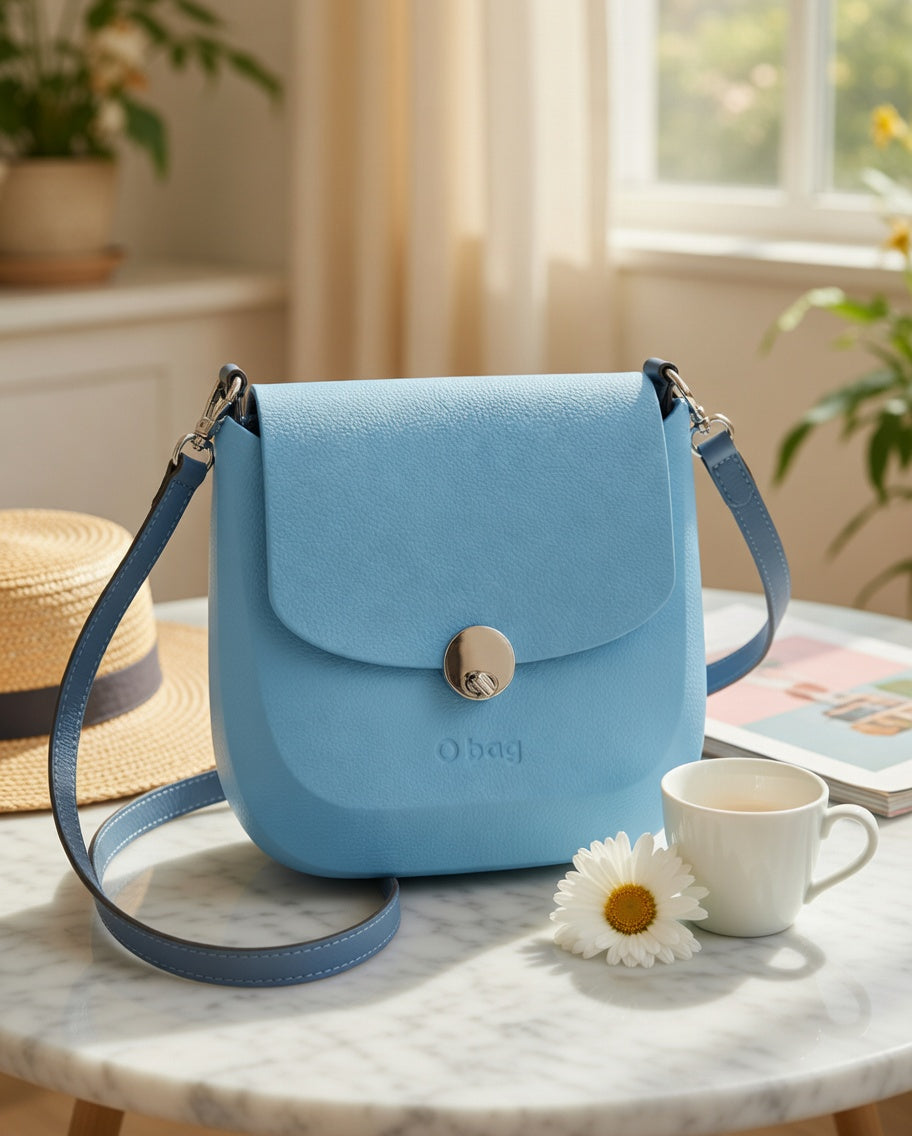 O bag Chase – Umhängetasche in Himmelblau mit dunkelblauem Lederriemen