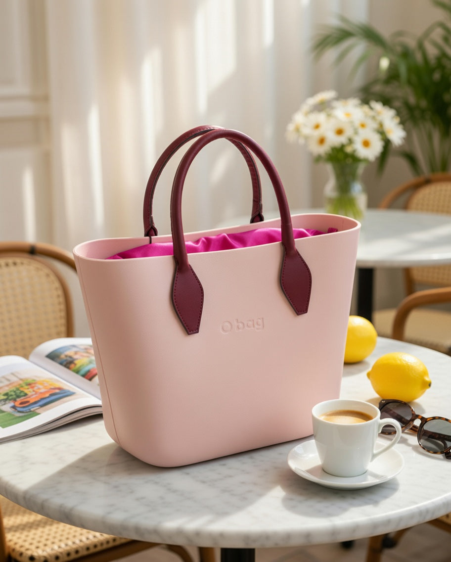 O bag Mini – Powder Pink Tragetasche mit burgunderfarbenen Henkeln & fuchsiafarbener Innentasche