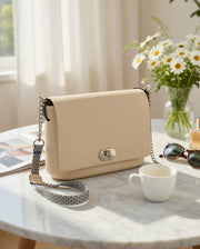 O bag Opocket – Umhängetasche Sandbeige mit silberner Kettenriemen