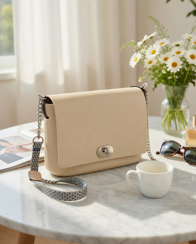 O bag Opocket – Umhängetasche Sandbeige mit silberner Kettenriemen