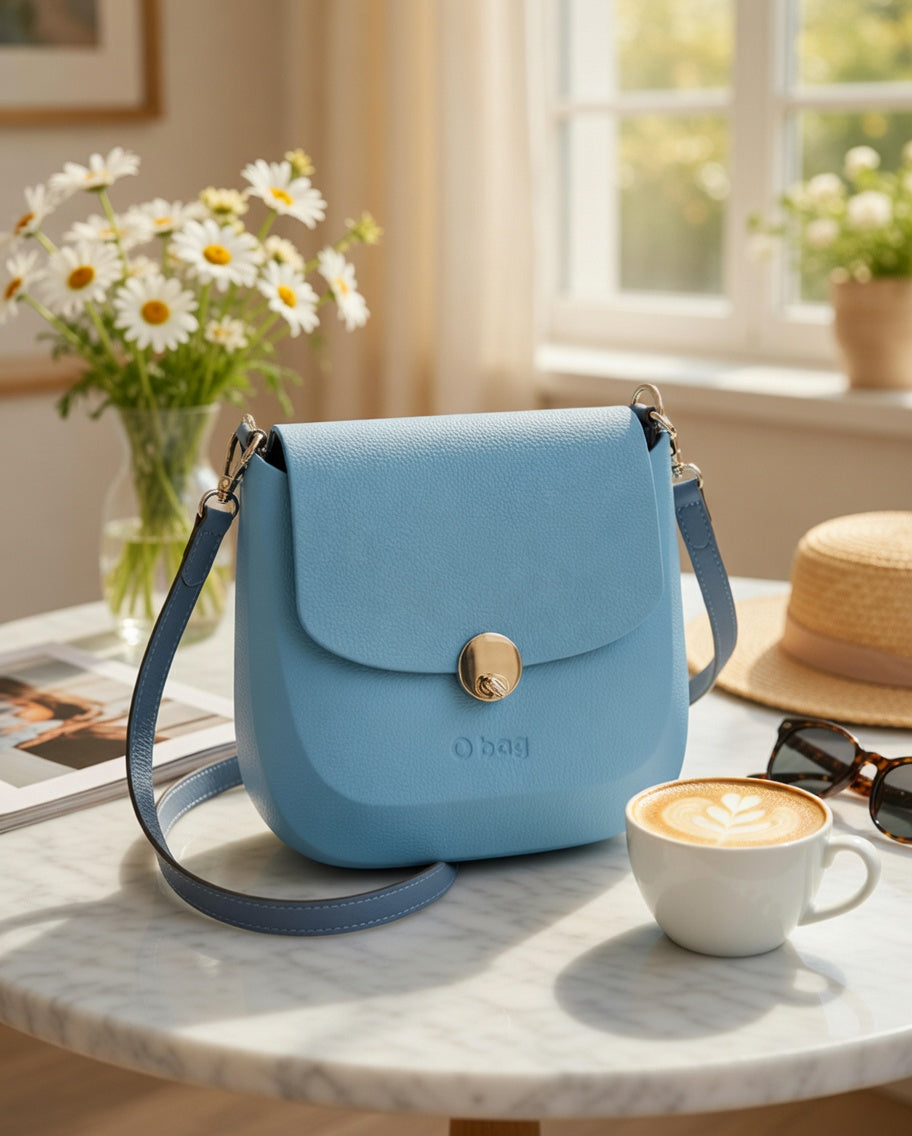 O bag Chase – Umhängetasche in Himmelblau mit dunkelblauem Lederriemen