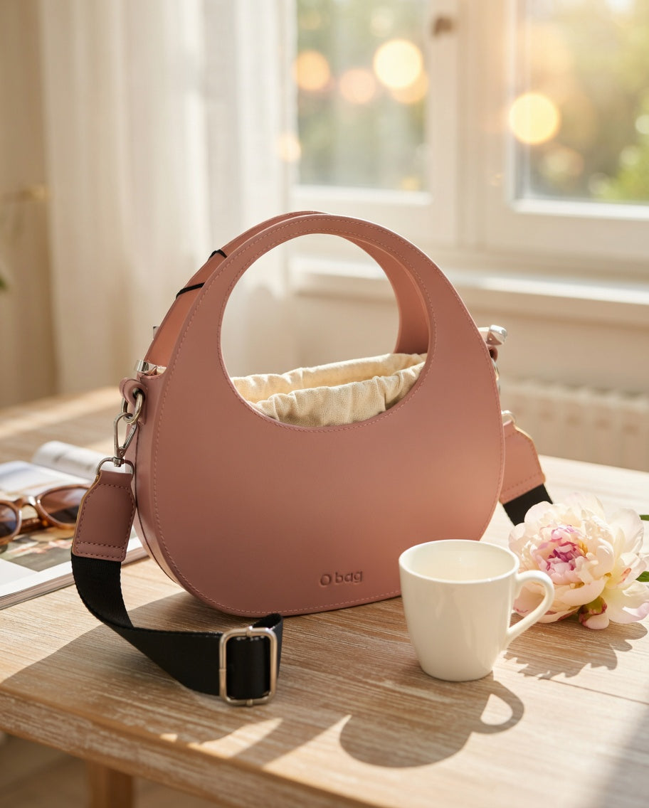 O bag Chase – Dusty Rose Moon Bag mit schwarzem breiten Trageriemen & cremefarbenem Interieur