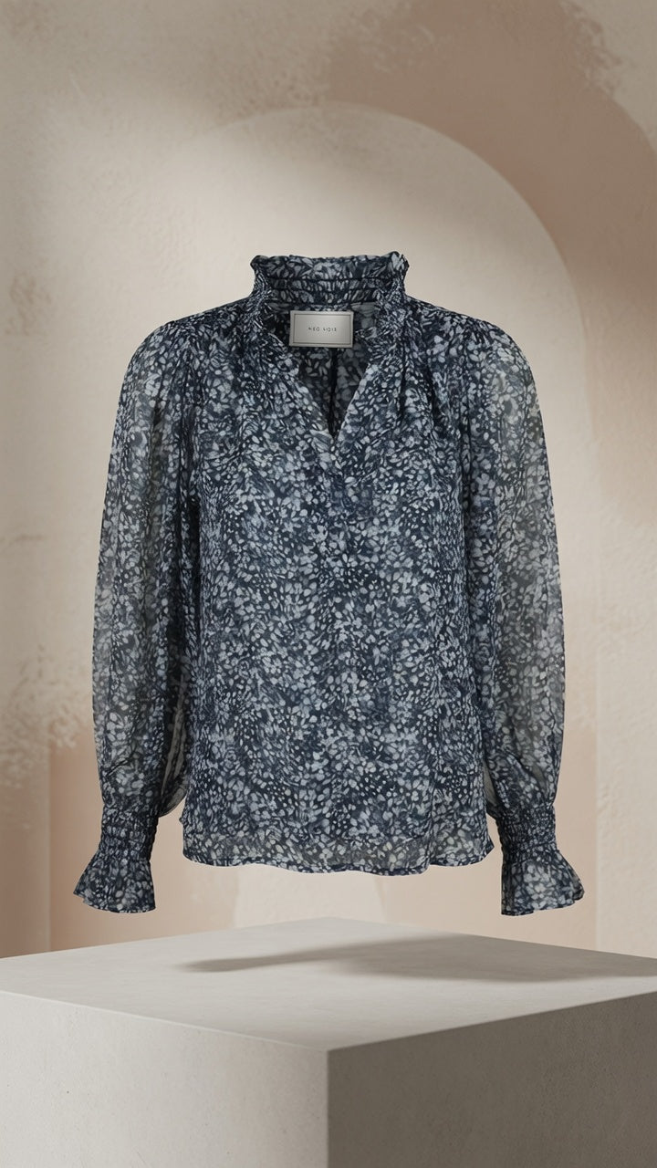 Neo Noir Marineblaue Chiffonbluse mit Blumenmuster – Rüschenkragen und gesmokte Manschetten | Damen
