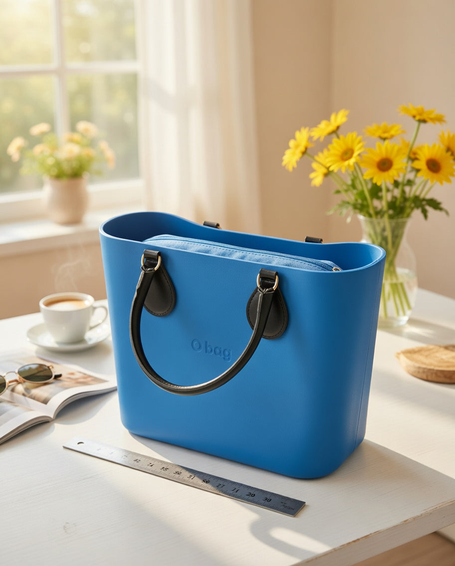 O bag Mini – Blaue Umhängetasche mit schwarzen Lederhenkeln