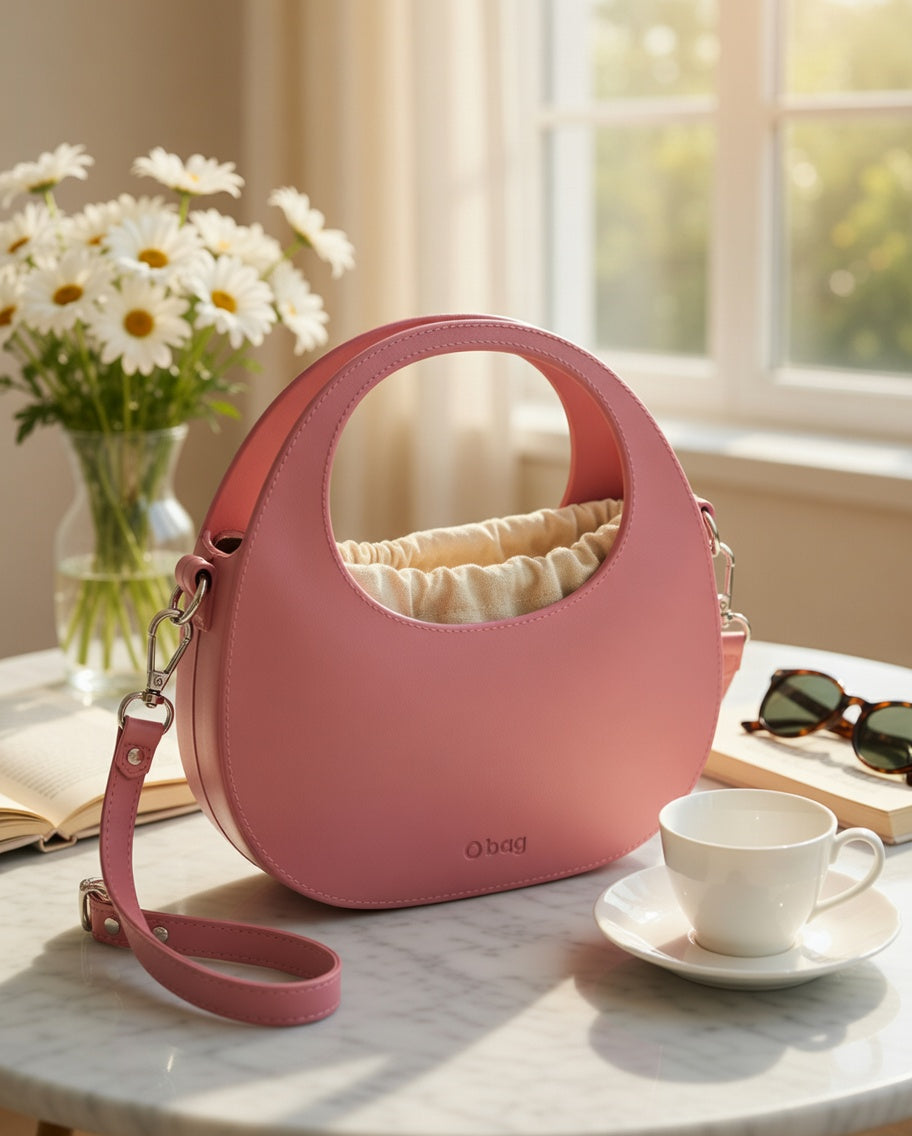 O bag Chase – Rosenfarbene Moon Bag mit Puderfarbenem Riemen & Creme-Innenseite