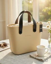 O bag Mini – Henkeltasche in Sandbeige mit schwarzen Griffen & cremefarbenem Inneren