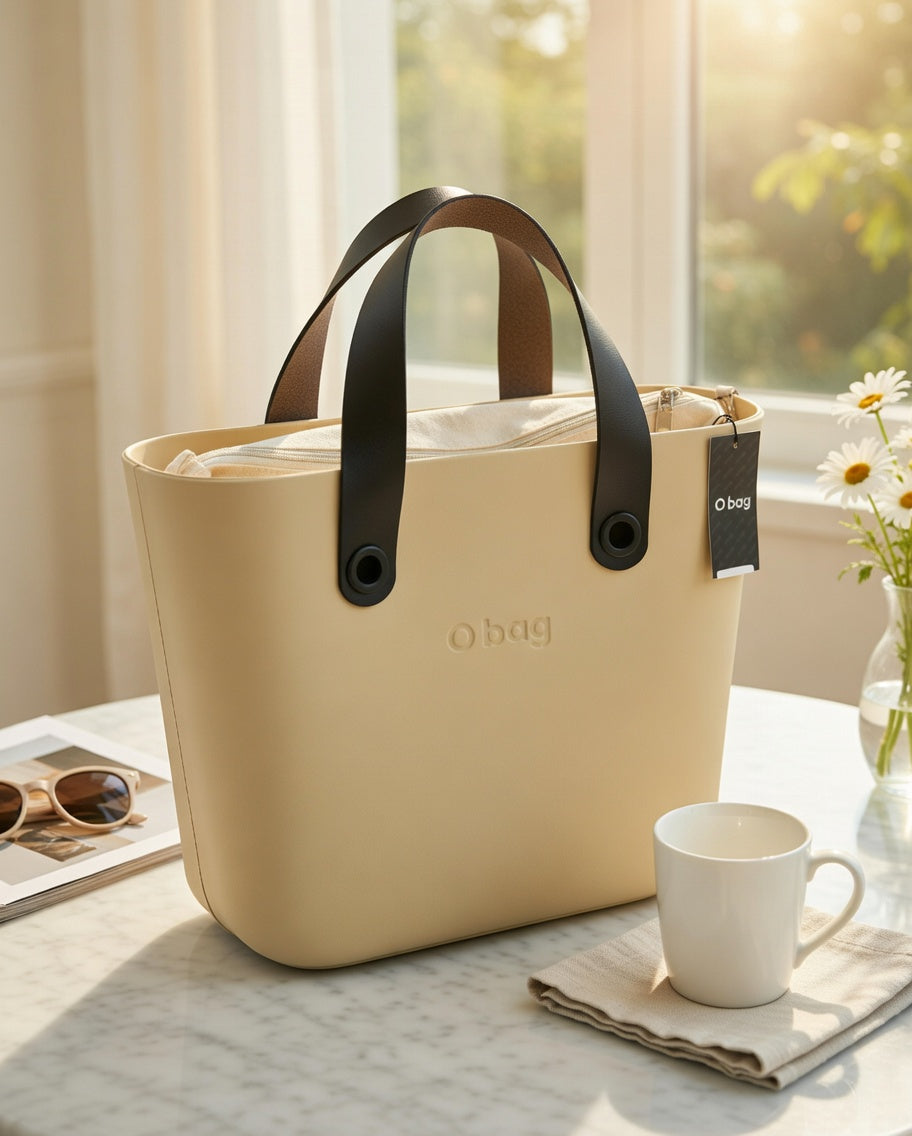 O bag Mini – Henkeltasche in Sandbeige mit schwarzen Griffen & cremefarbenem Inneren