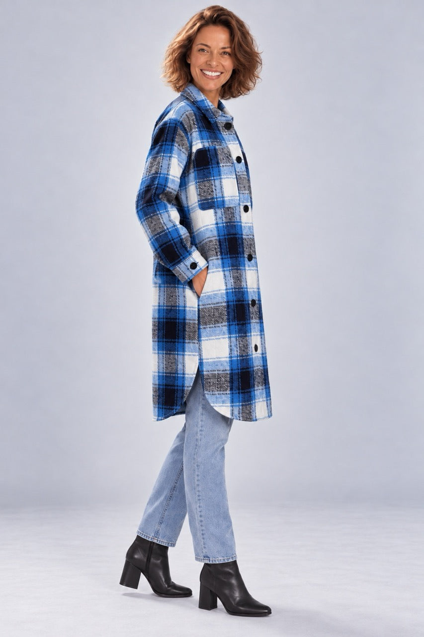 Side view of the ICHI IHELISABETTE long blue checked jacket, showing its loose fit, side pocket and rounded hem.