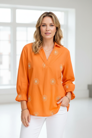 Sorbet Gilsa bestickte Bluse mit V-Ausschnitt in Mandarinenorange