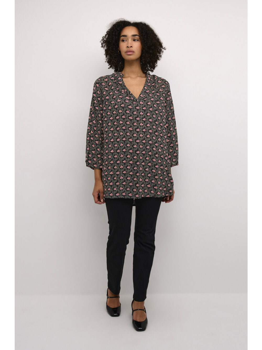 Kaffe KAamber Tunika Schwarz Rosa Blumendruck – V-Ausschnitt Rüschenärmel Relaxed Fit | Damen