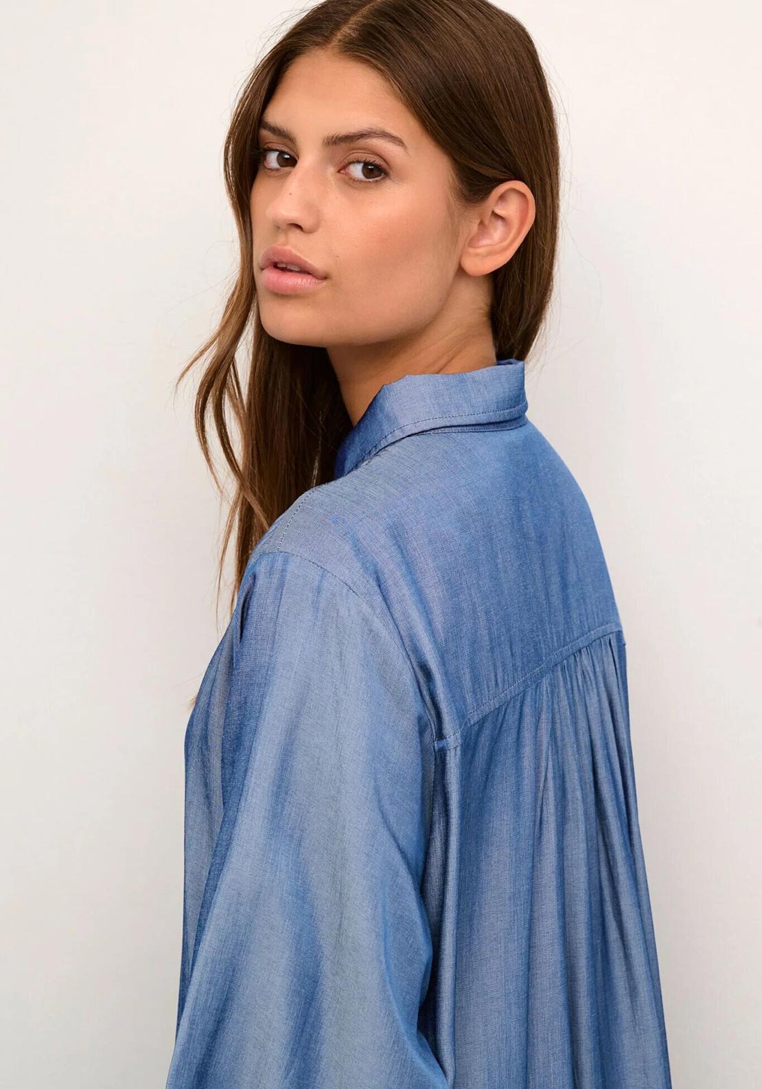 Kaffe Leonora Chambray Blue Oversized Hemdblusenkleid – 3/4 Ärmel, Plissierte Rückenpartie, Midi | Damen
