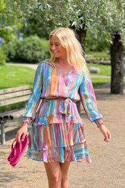 Neo Noir Dennie Blurred Stripe Regenbogen-Minikleid – gestufte Rüschenwickelgürtel | Damen