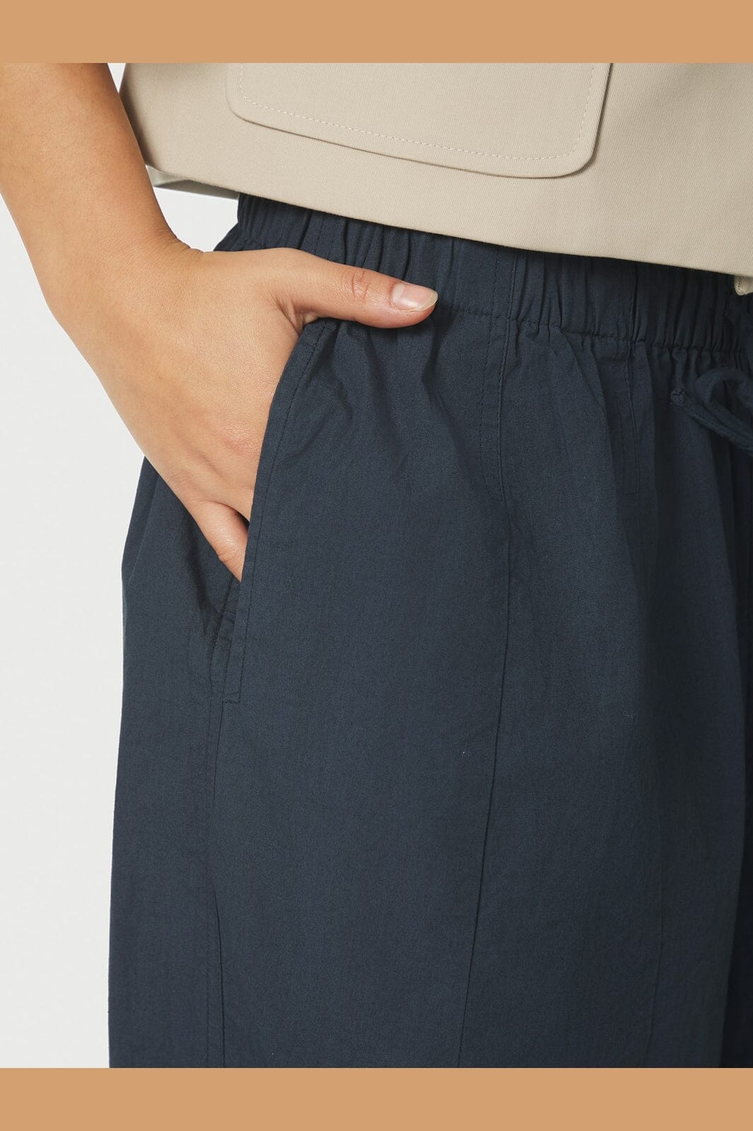 Neo Noir Prina C Navy Popeline Ballontrouser – Elastischer Bund mit Kordelzug | Damen