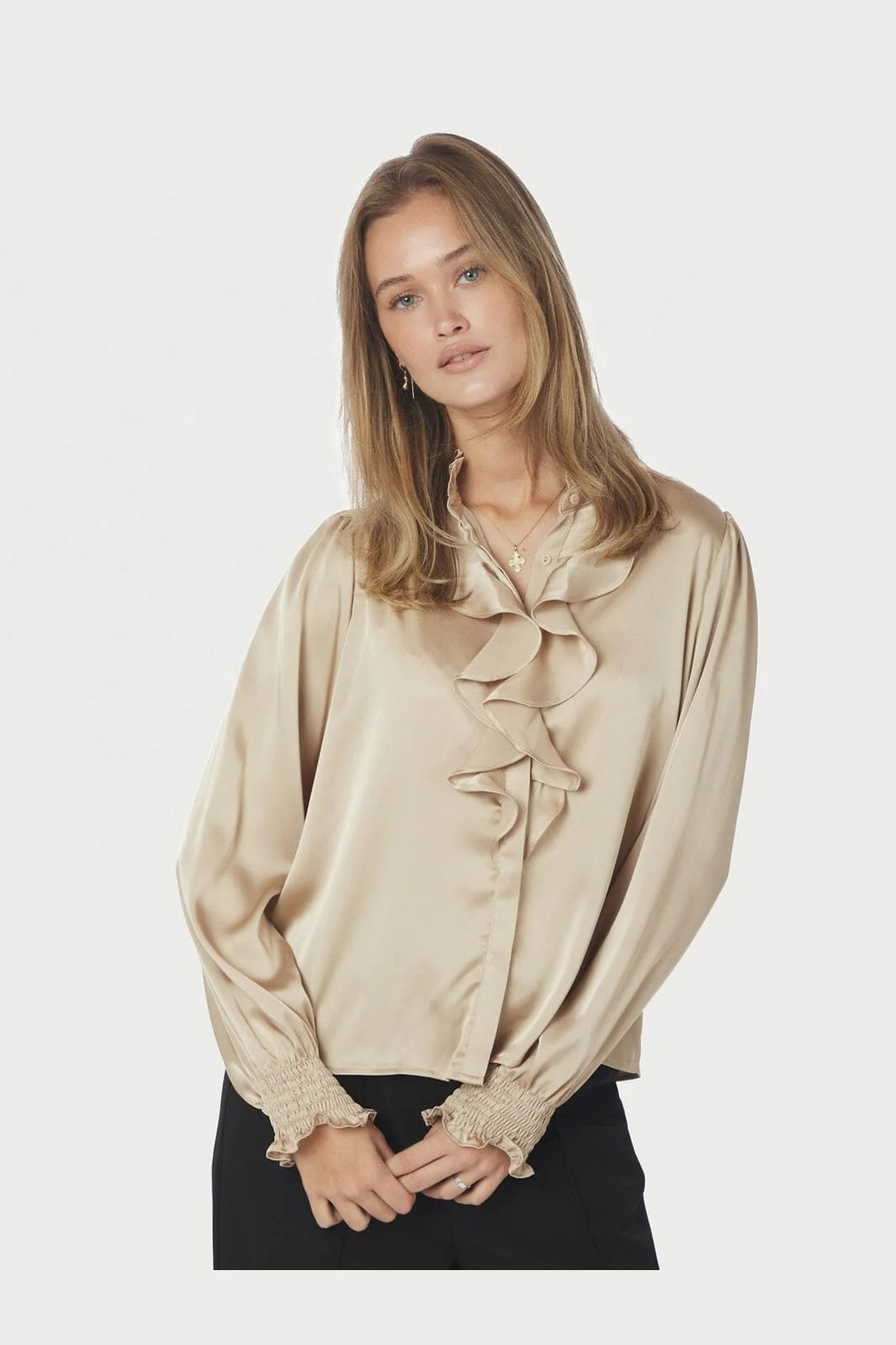 Neo Noir Zamola Bluse aus satiniertem Sandstoff mit Rüschenfront – Smokmanschetten | Damen