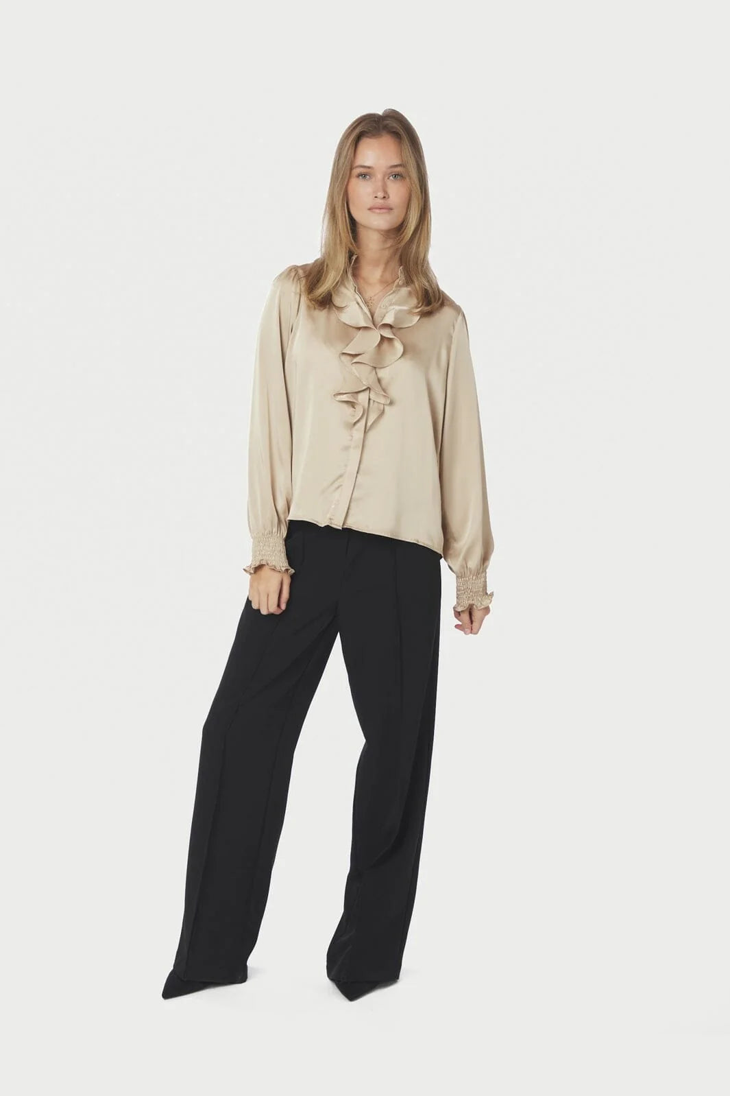 Neo Noir Zamola Bluse aus satiniertem Sandstoff mit Rüschenfront – Smokmanschetten | Damen