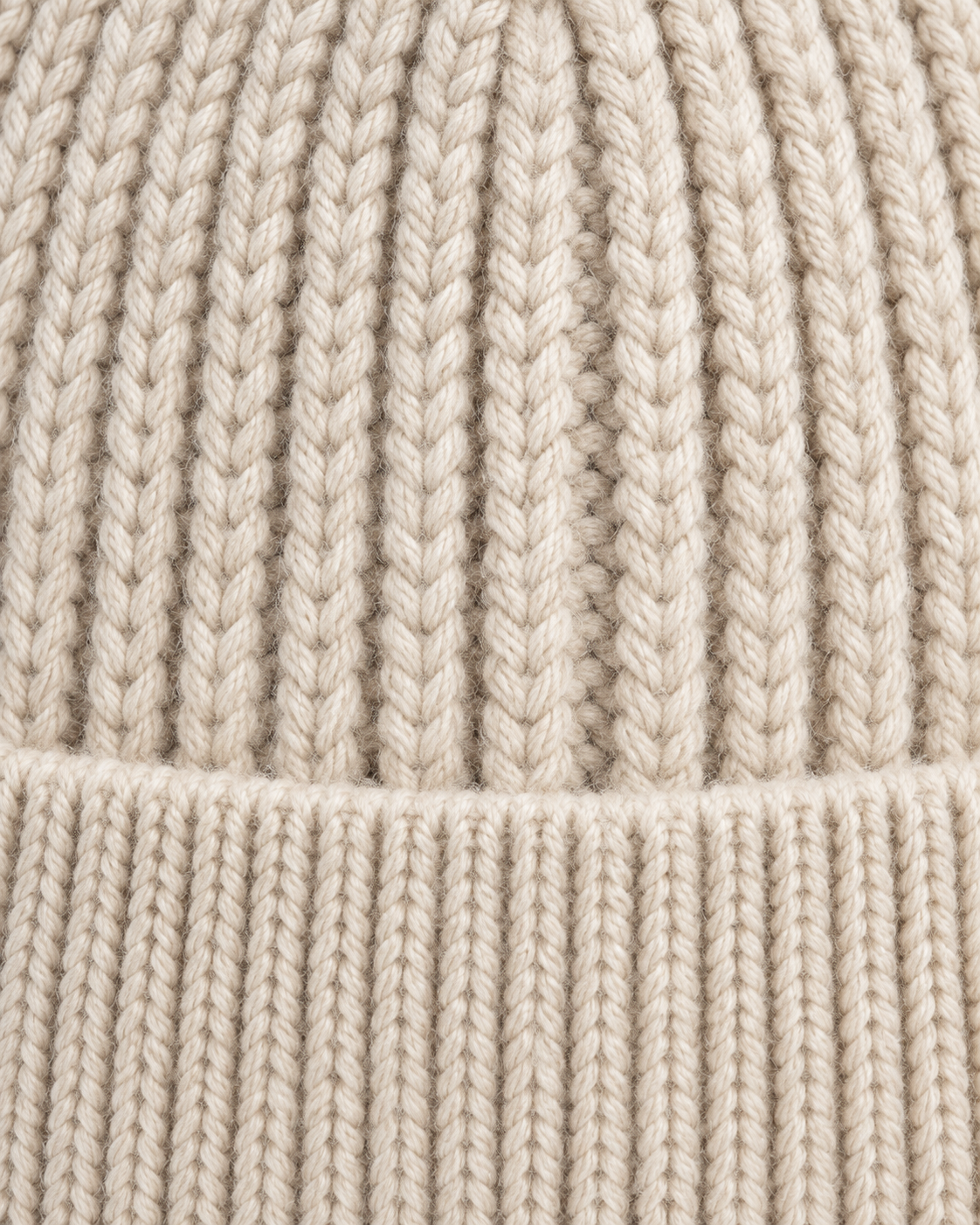 Close-up of the light beige textured knit and fine ribbed cuff on the s.Oliver 2110563 beanie.