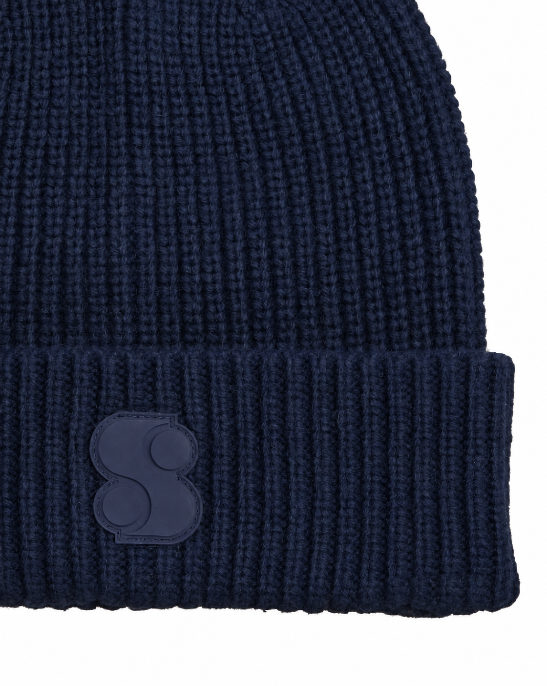 Close-up of the navy blue ribbed knit and tonal S patch on the folded cuff of the s.Oliver beanie