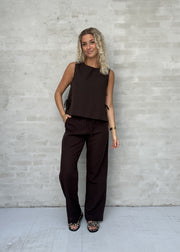 Neo Noir Svetlana Dark Brown Leinen Crop Top – Seitlich gebunden, Rundhals, ärmellos | Damen