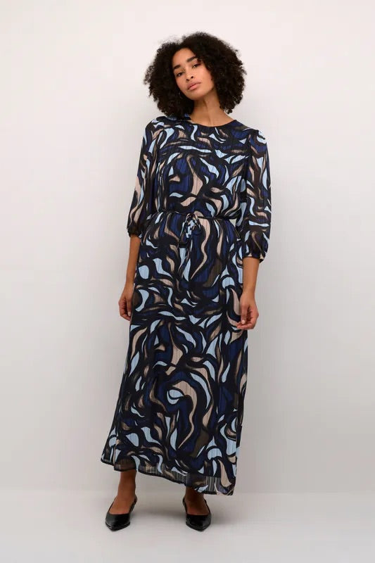 Kaffe Curve KCMarga Blue Grey Abstract Graphic Maxikleid – Rundhalsausschnitt Bindegürtel 3/4 Puffärmel | Damen